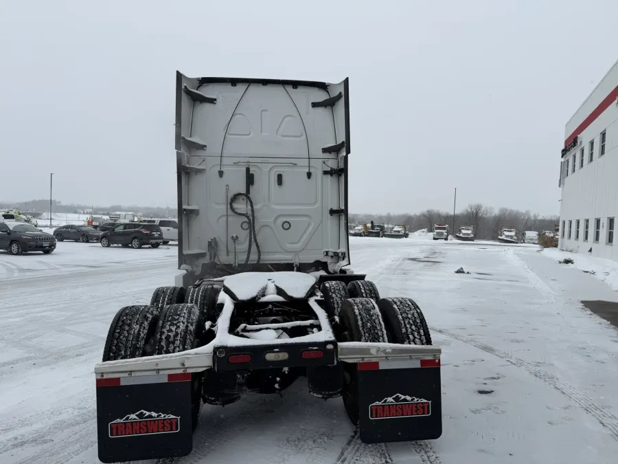 2022 Freightliner Cascadia | Photo 6 of 11