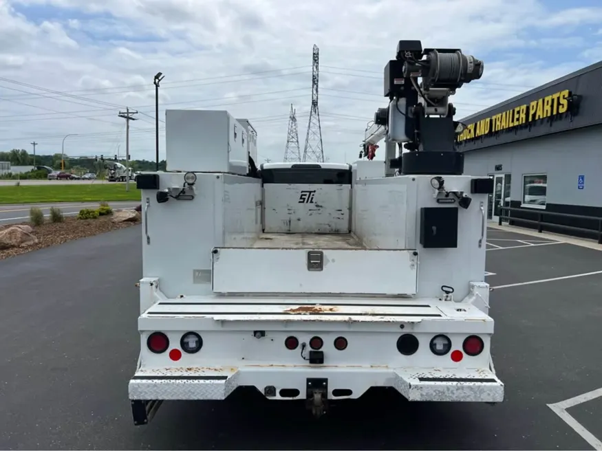 2018 Ford Super Duty F-550 XL | Photo 9 of 21