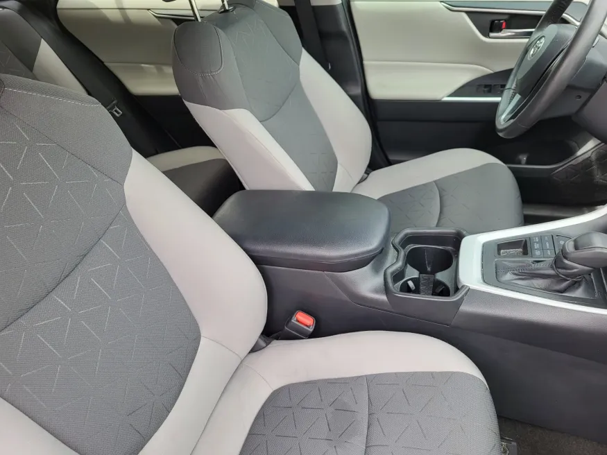 2020 Toyota RAV4 XLE | Photo 12 of 26