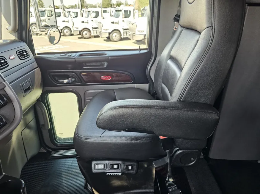 2022 Peterbilt 389 | Photo 11 of 23