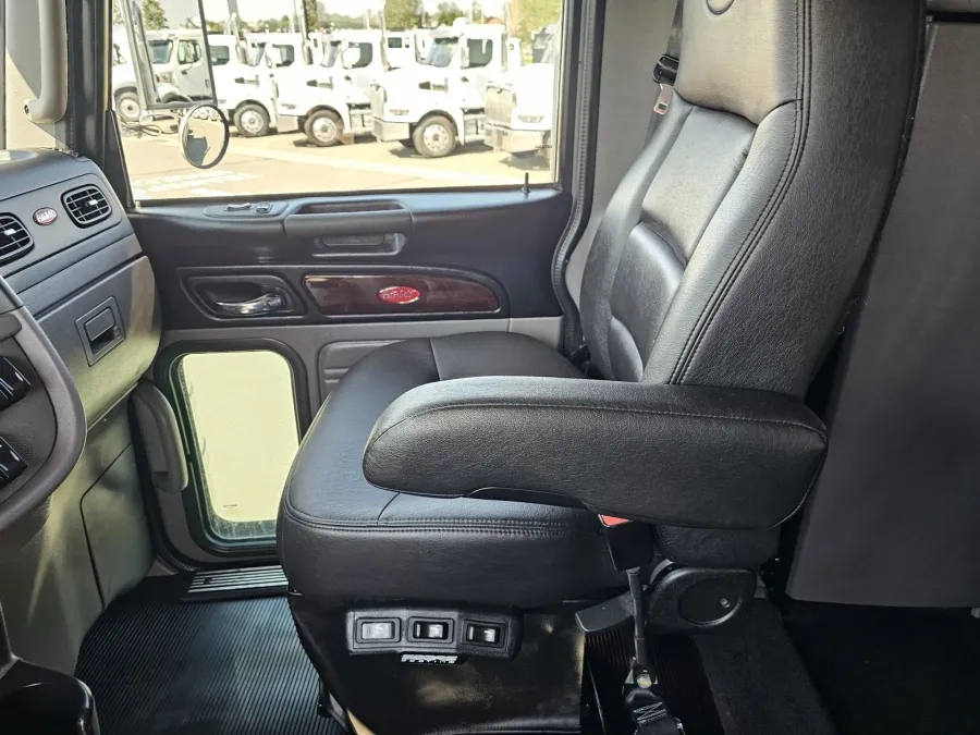 2022 Peterbilt 389 | Photo 11 of 23