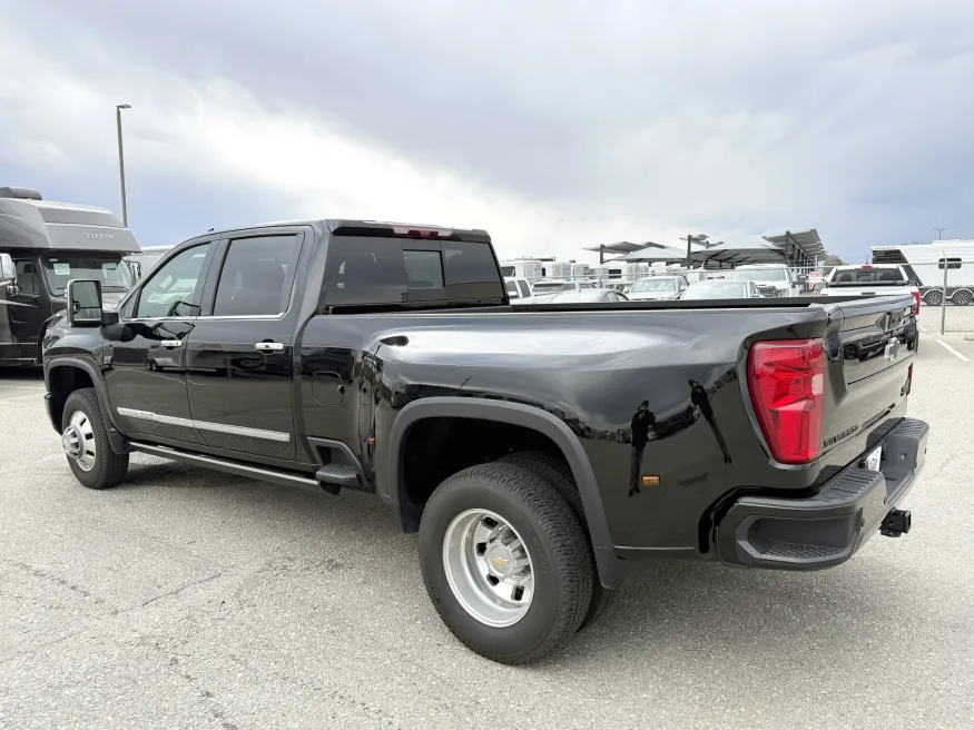 2025 Chevrolet Silverado 3500HD High Country | Photo 12 of 23