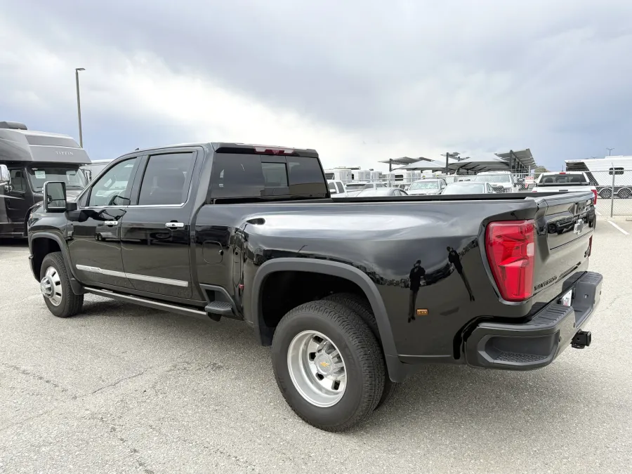 2025 Chevrolet Silverado 3500HD High Country | Photo 12 of 23