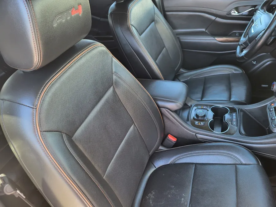 2023 GMC Acadia AT4 | Photo 12 of 27