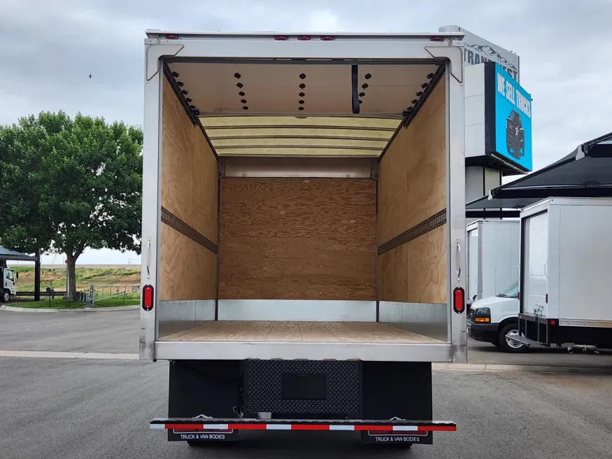 2025 Isuzu NPR-HD GAS 18&#039; BOX VAN | Photo 7 of 8