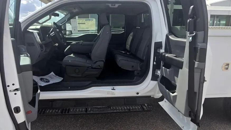 2025 Ford Super Duty F-350 | Photo 26 of 28