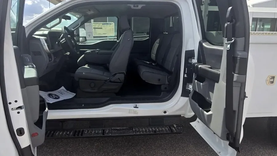 2025 Ford Super Duty F-350 | Photo 26 of 28