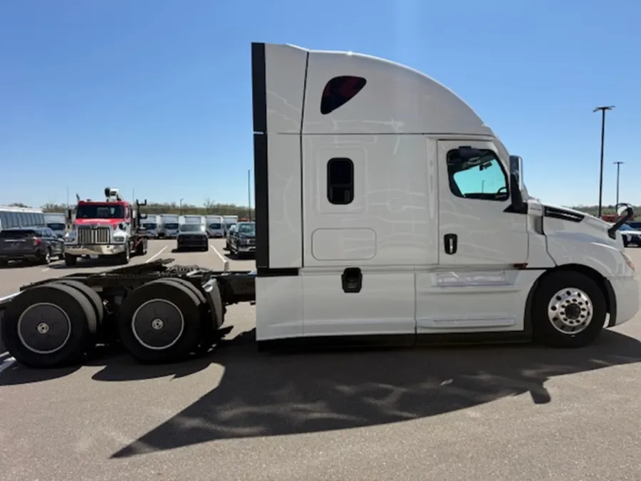 2023 Freightliner Cascadia | Photo 6 of 16