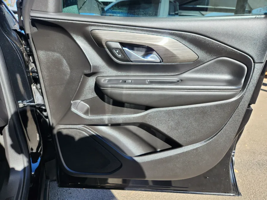 2024 GMC Terrain SLT | Photo 16 of 28