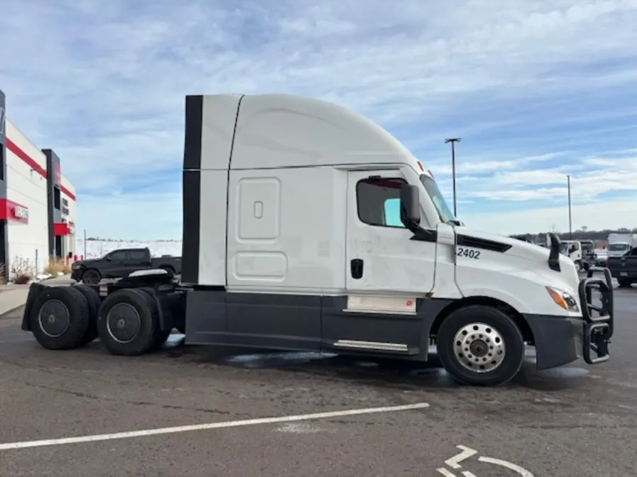 2024 Freightliner Cascadia | Photo 4 of 16