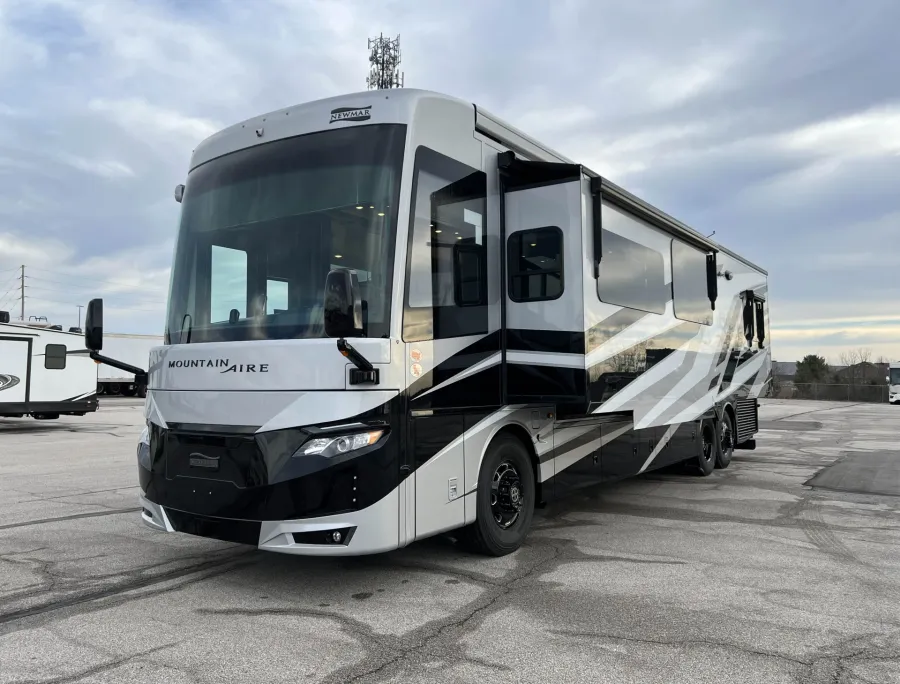 2026 Newmar Mountain Aire 4118 | Photo 11 of 45