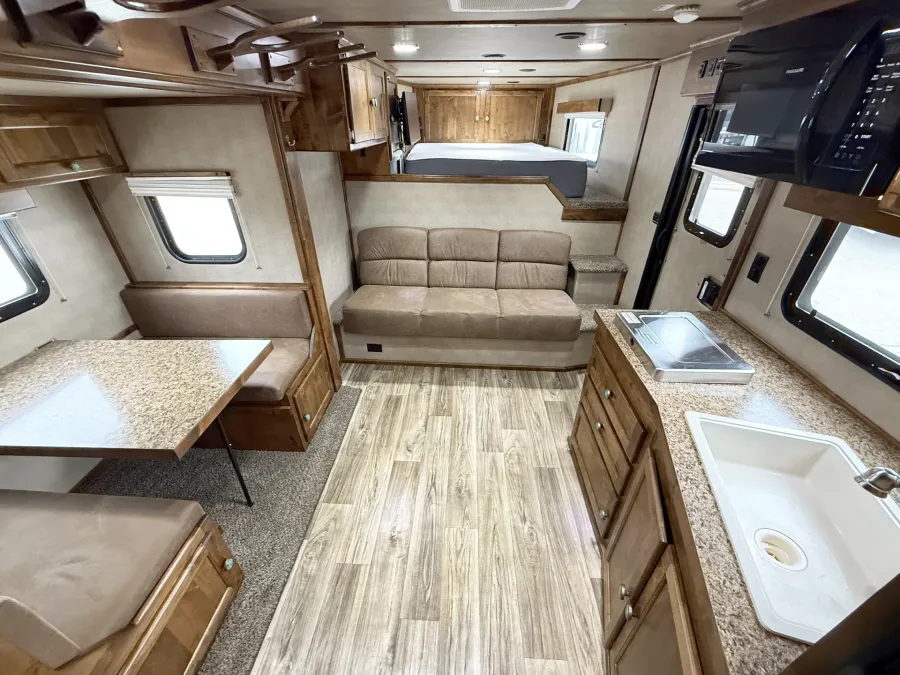 2023 Logan Coach Select 814 4HLQ | Photo 5 of 27