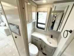 2026 Newmar London Aire 4551 | Thumbnail Photo 12 of 33