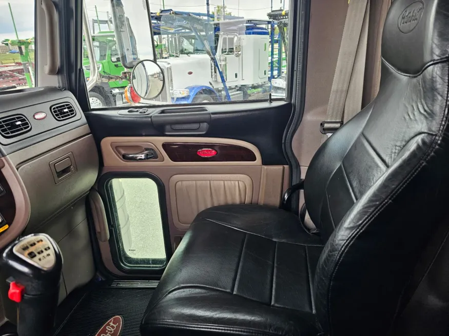 2019 Peterbilt 389 | Photo 10 of 24