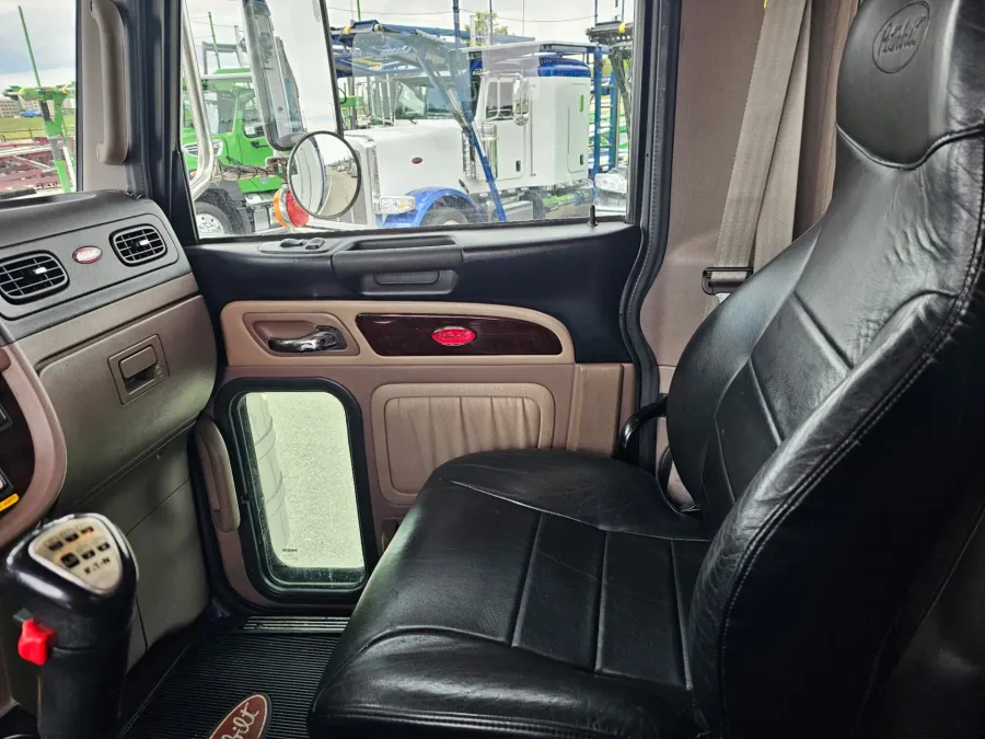 2019 Peterbilt 389 | Photo 10 of 24