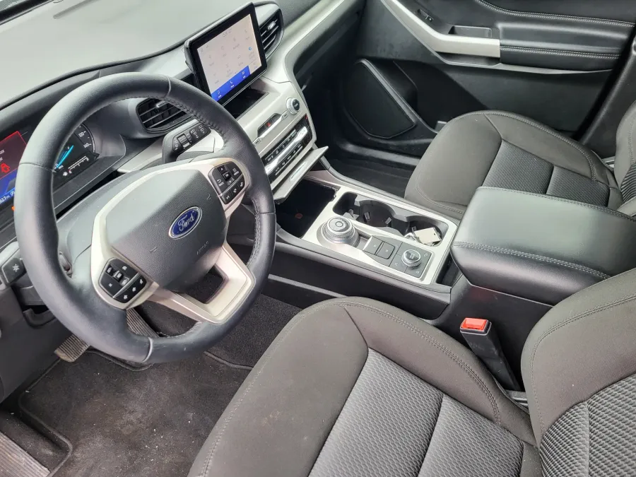 2023 Ford Explorer XLT | Photo 11 of 32