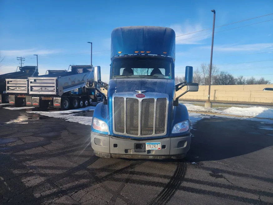 2018 Peterbilt 579 | Photo 2 of 12