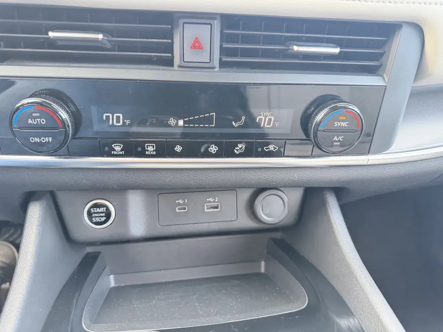 2023 Nissan Rogue SV | Photo 13 of 18