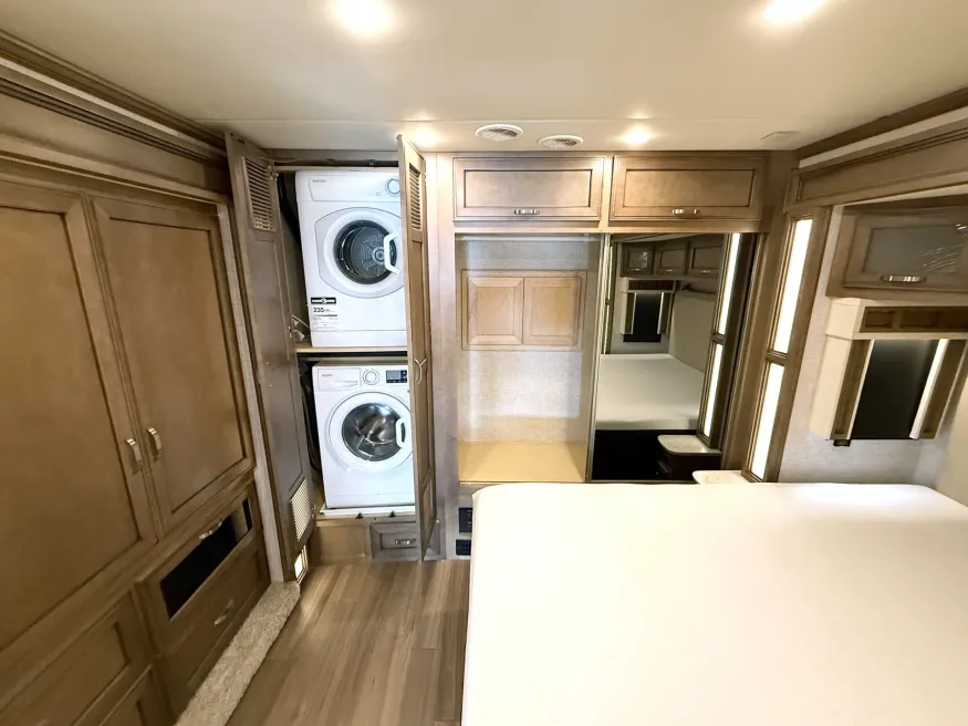 2022 Newmar Canyon Star 3722 | Photo 16 of 28