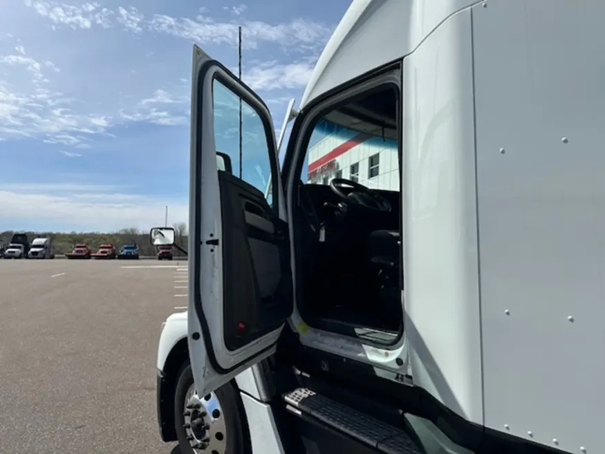 2022 Kenworth T680 | Photo 9 of 15