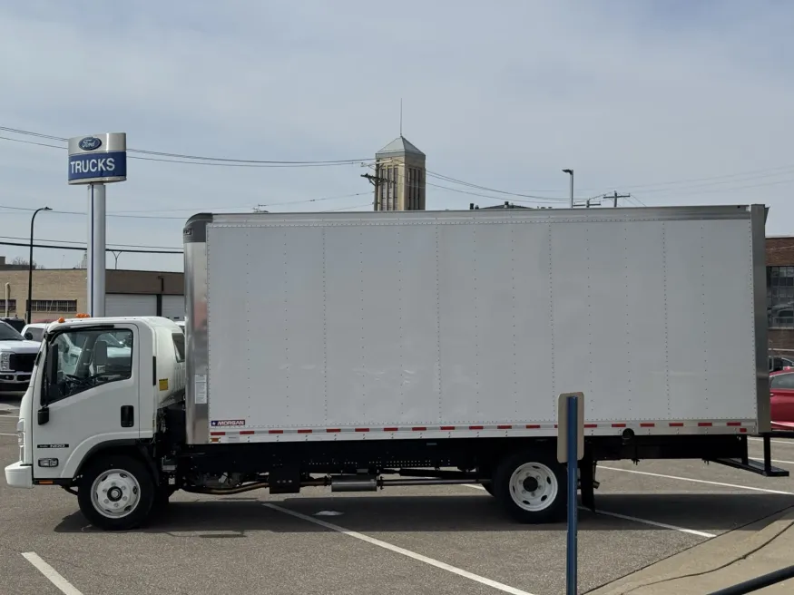 2025 Isuzu NRR GAS | Photo 4 of 21