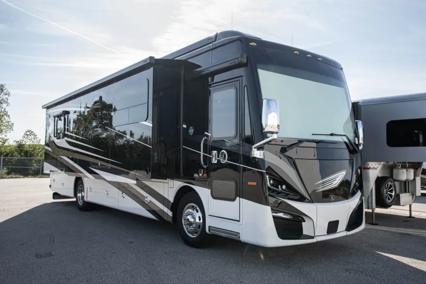 2023 Tiffin Phaeton 37BH | Photo 8 of 28