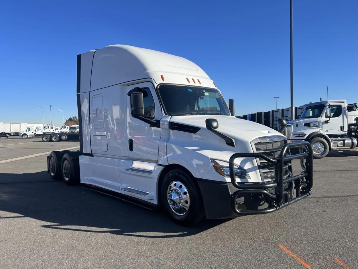 2022 Freightliner Cascadia 126 | Photo 2 of 20