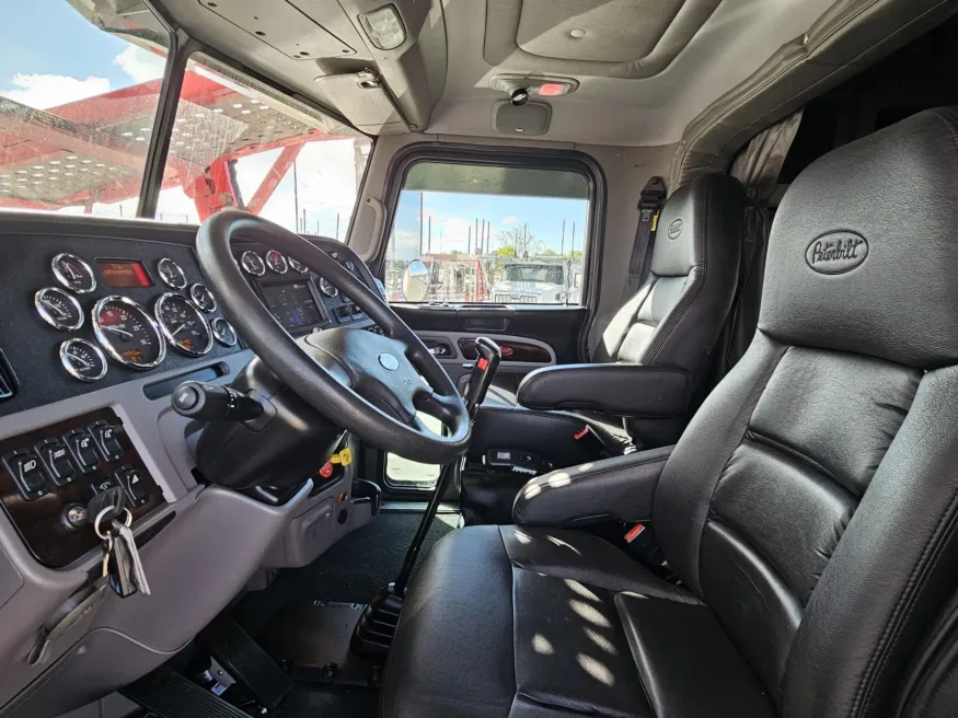 2020 Peterbilt 389 | Photo 23 of 30