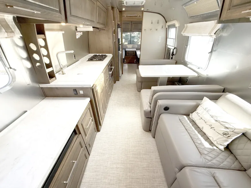 2024 Airstream Classic 33FB Twin | Photo 6 of 23