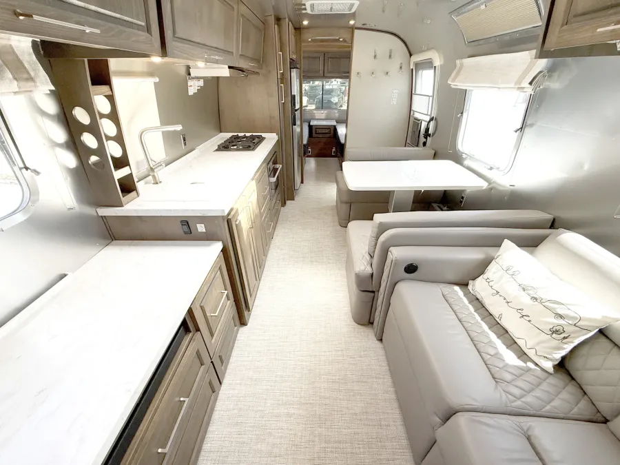 2024 Airstream Classic 33FB Twin | Photo 6 of 23
