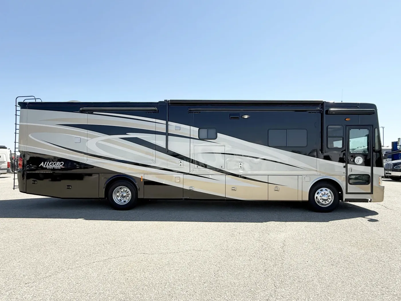 2013 Tiffin Allegro Red 38QRA | Photo 2 of 30