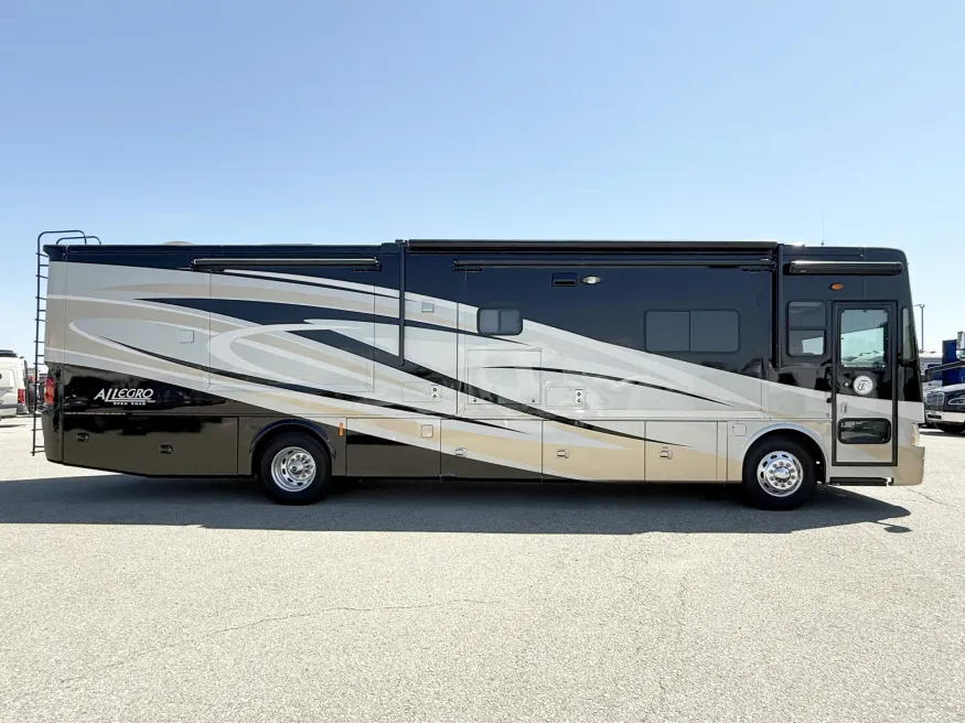 2013 Tiffin Allegro Red 38QRA | Photo 2 of 30
