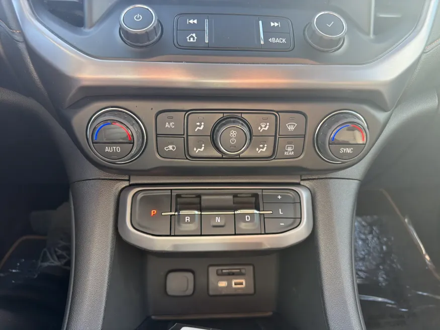 2023 GMC Acadia AT4 | Photo 20 of 24