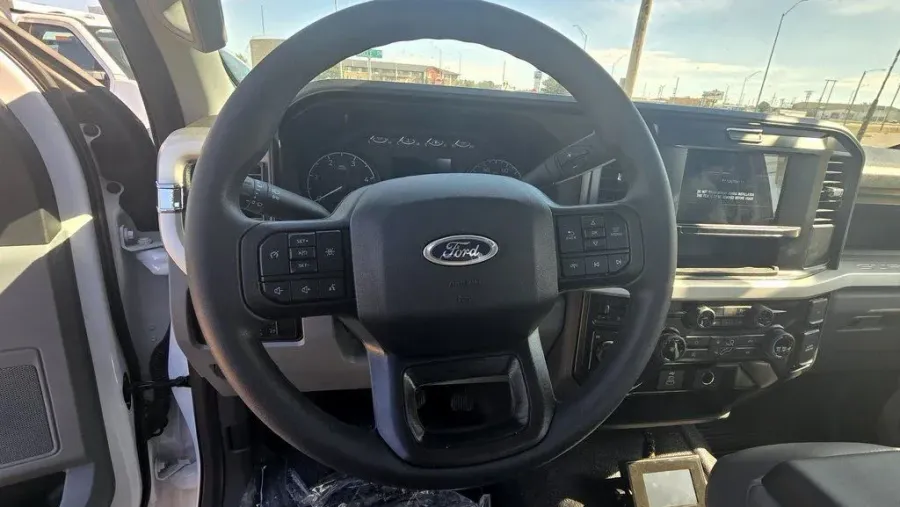 2025 Ford Super Duty F-600 | Photo 15 of 26
