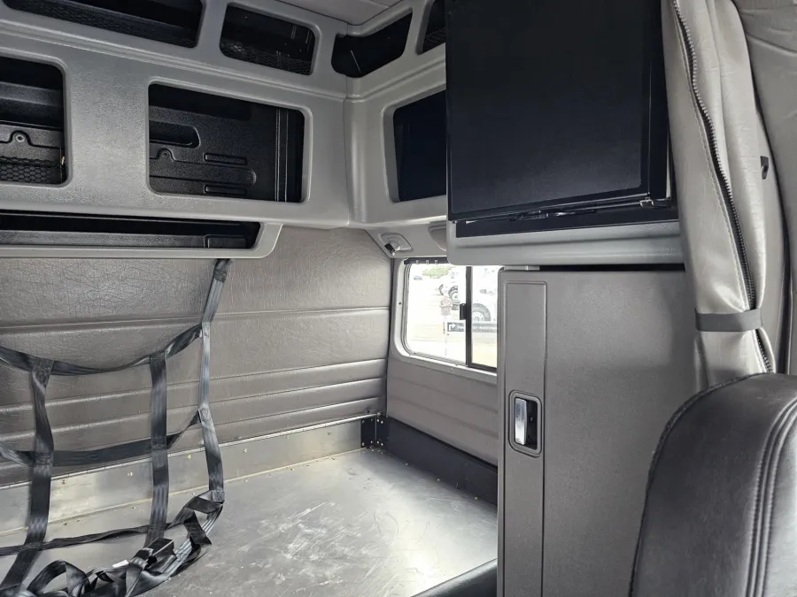 2022 Peterbilt 389 | Photo 12 of 22