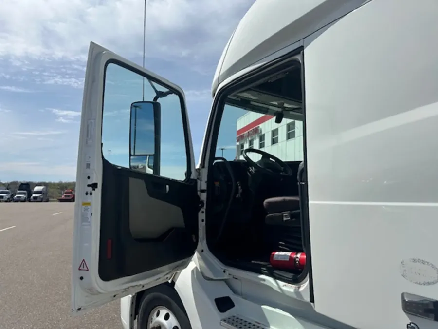 2022 Volvo VNL | Photo 6 of 16