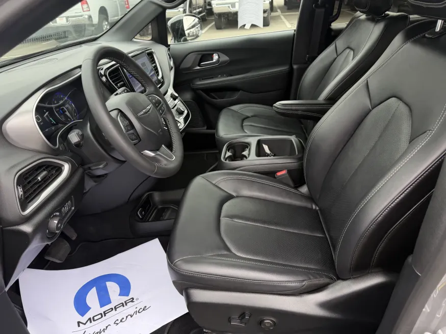 2025 Chrysler Pacifica Select | Photo 15 of 20