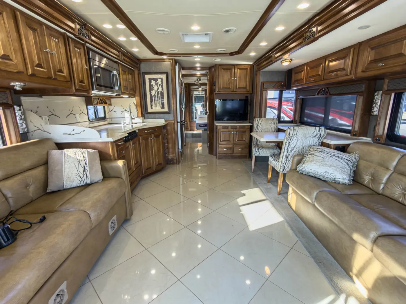 2013 Tiffin Phaeton 36QSH | Photo 3 of 39