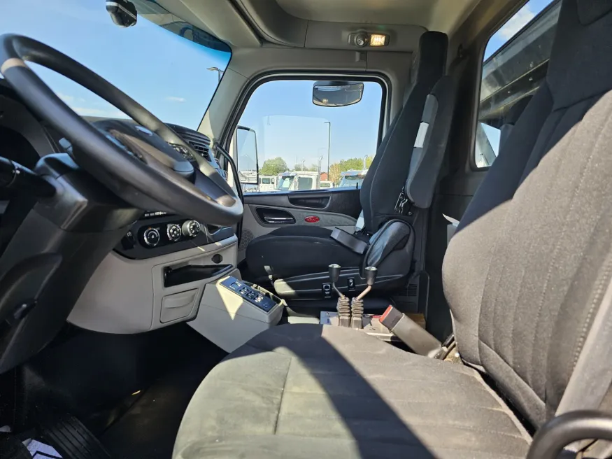 2024 Peterbilt 567 | Photo 8 of 19