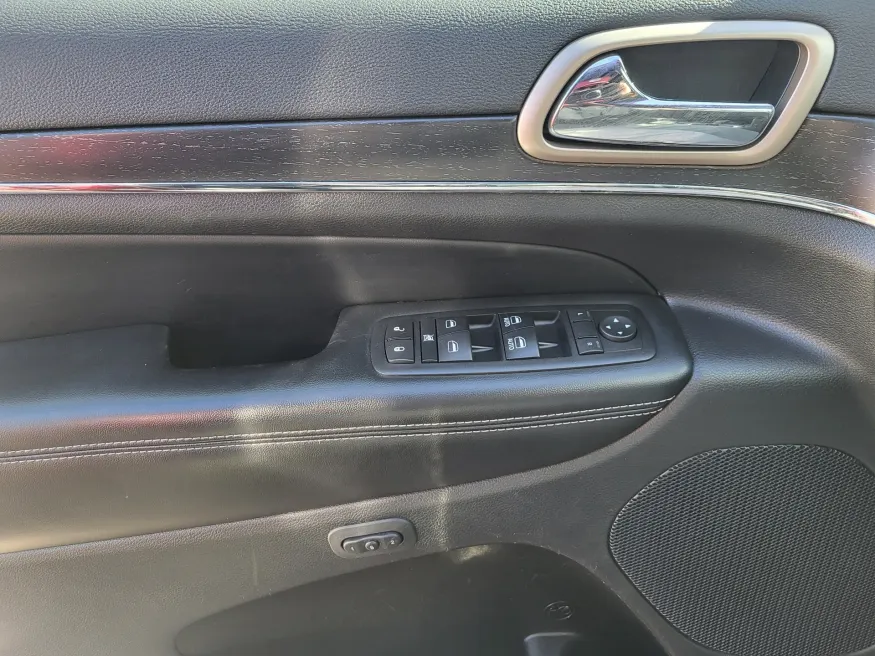 2017 Jeep Grand Cherokee Limited | Photo 21 of 32