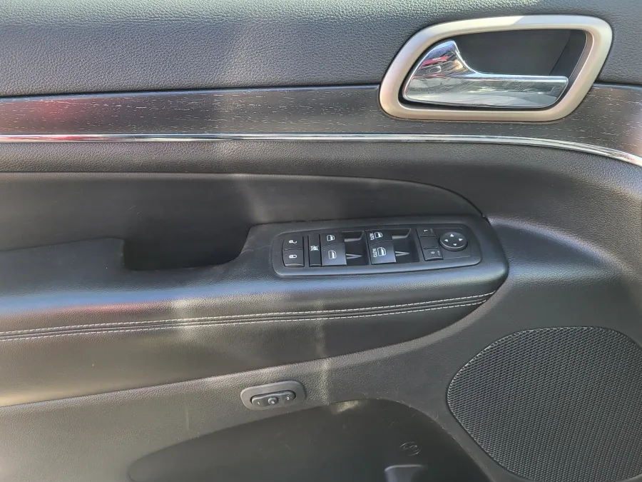 2017 Jeep Grand Cherokee Limited | Photo 21 of 32