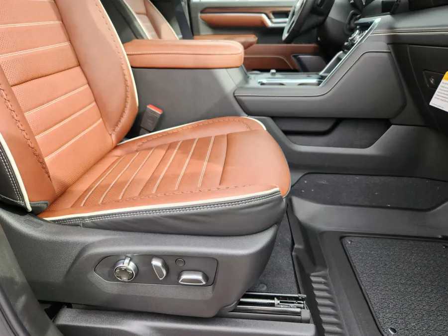 2026 GMC Sierra 3500HD Denali Ultimate | Photo 17 of 31