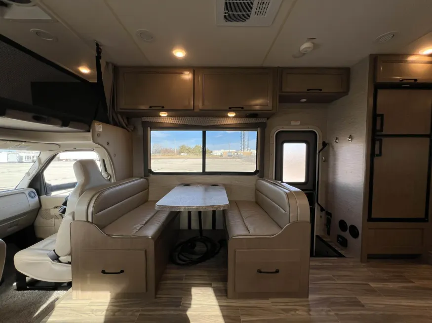 2022 Thor Four Winds 27R | Photo 15 of 37
