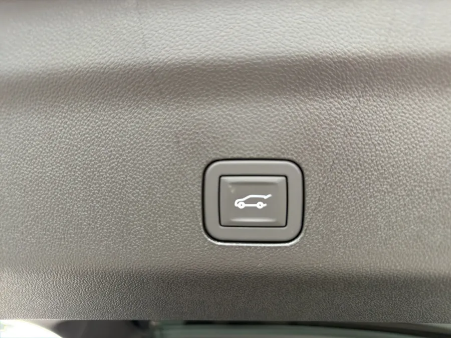 2026 Chevrolet Suburban Premier | Photo 10 of 23