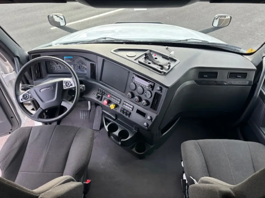 2024 Freightliner Cascadia | Photo 11 of 16