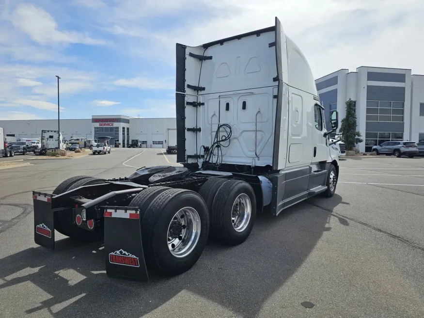 2023 Freightliner Cascadia | Photo 5 of 20