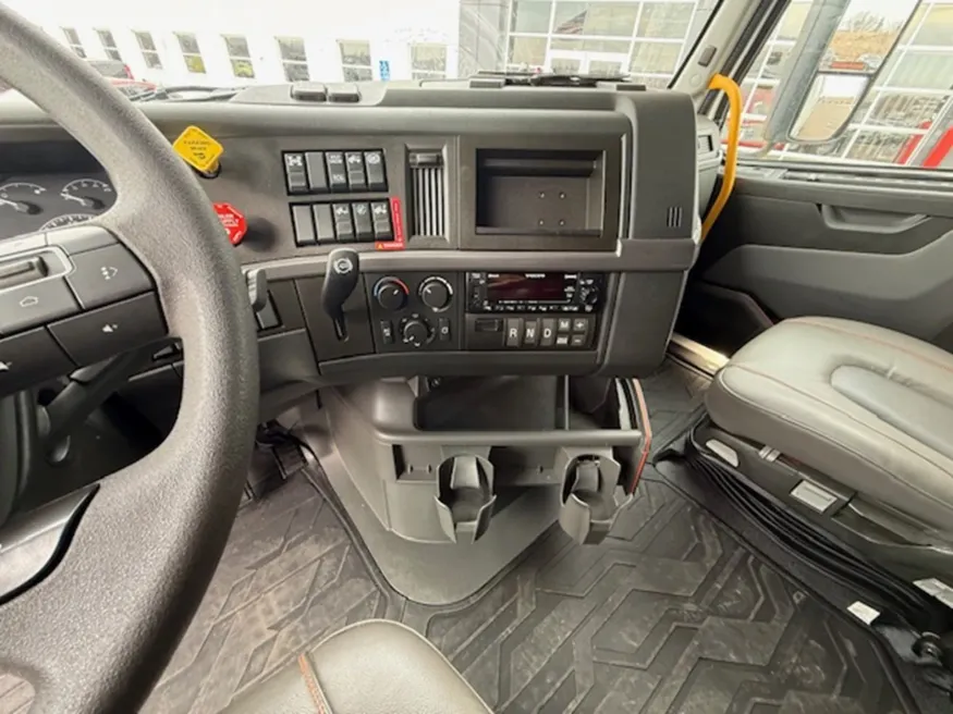 2024 Volvo VNL | Photo 9 of 18
