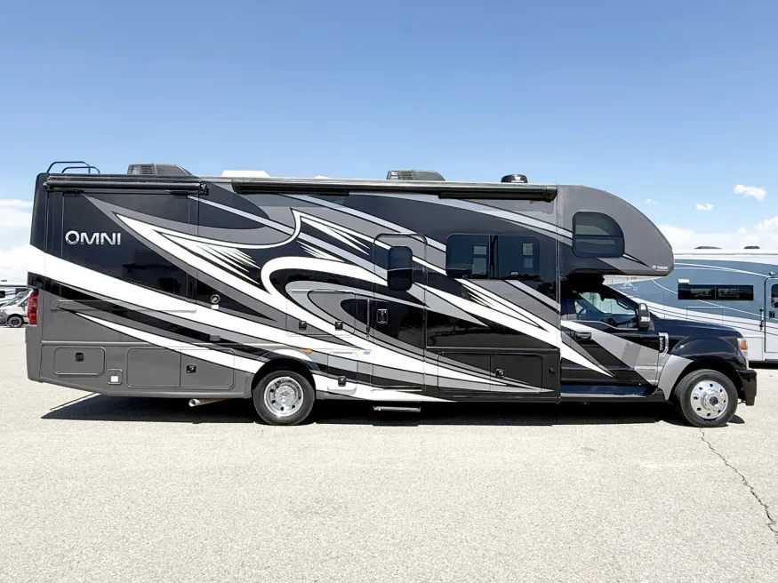 2021 Thor Omni XG32 | Photo 2 of 26