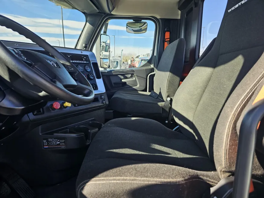 2025 Western Star 47X | Photo 13 of 17
