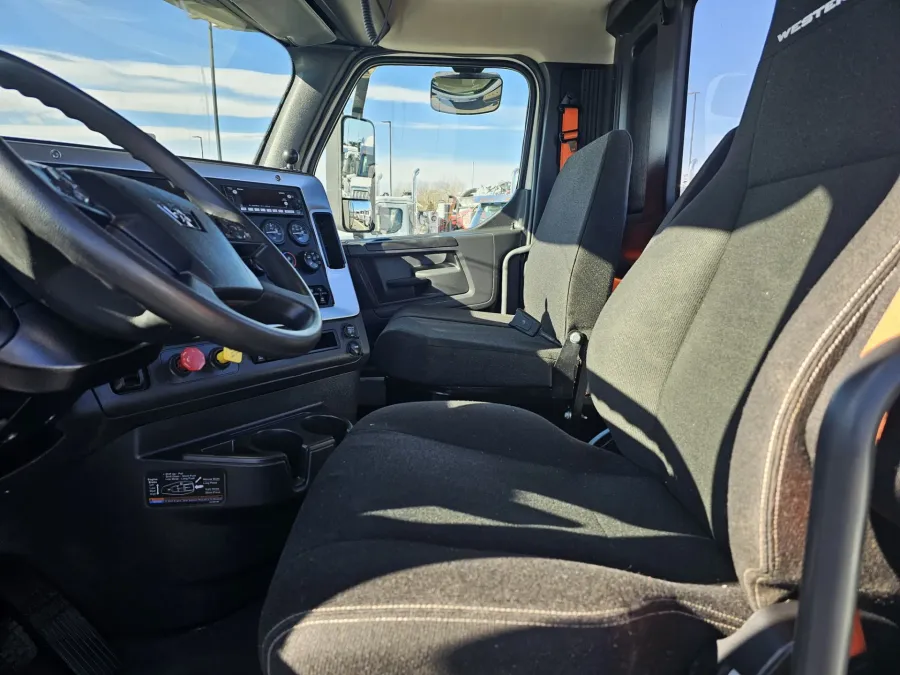 2025 Western Star 47X | Photo 13 of 17